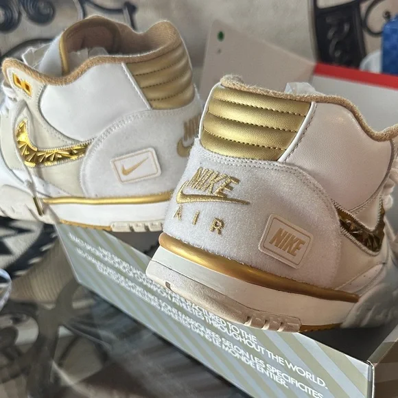 Nike Men’s White and Gold Sneakers - Picture 15 of 15